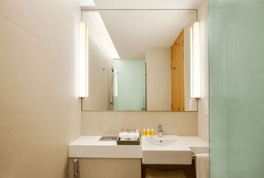 days-hotel-bathroom